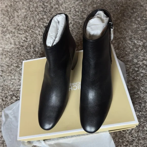 NWT New In Box MICHAEL MICHAEL KORS
Alane Pebbled Leather Ankle Boot Size 8.5 - Picture 5 of 11
